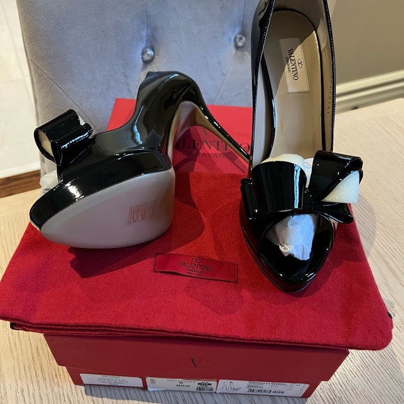 BNIB VALENTINO BLACK PATENT BOW HEELS - Picture 3 of 3